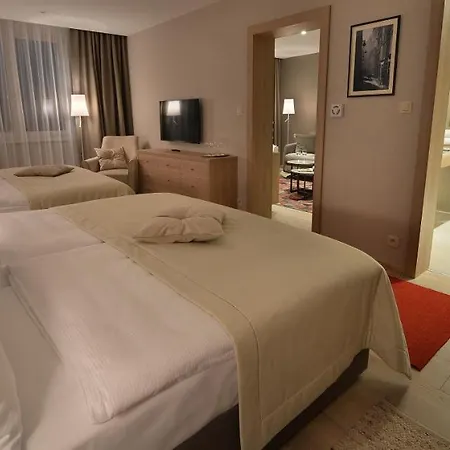 Apollo Hotel 4*